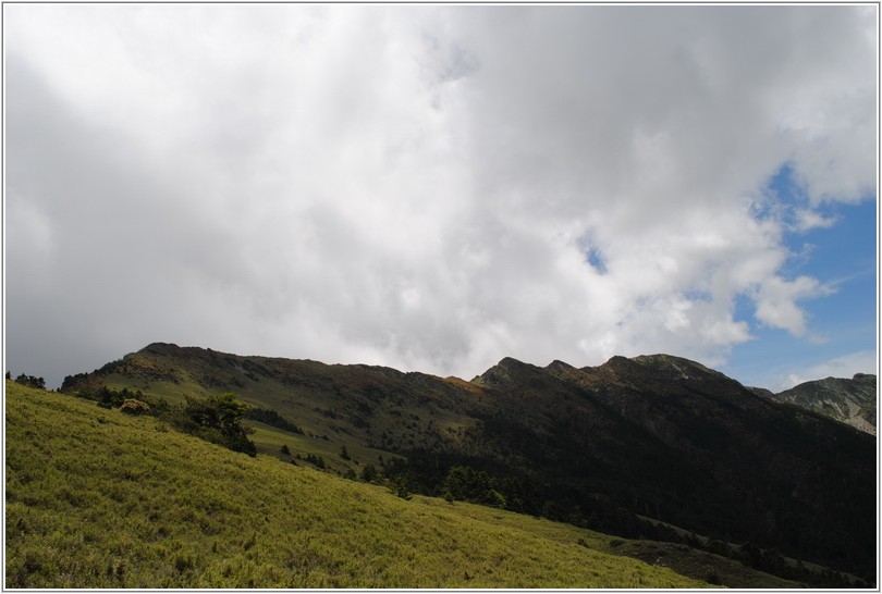 2012-07-11 11-39-18審馬陣草原看五岩峰.JPG